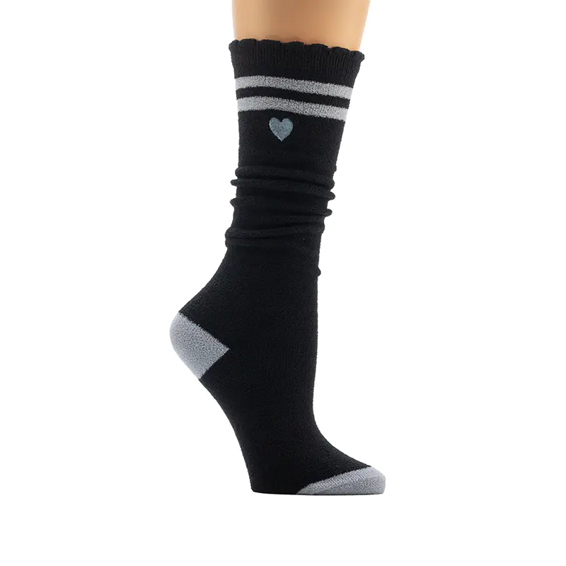 Chaussettes confortables pour femme à rayures universitaires avec broderie de cœurs